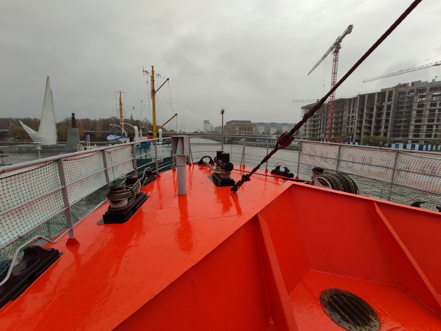 Одинокая вахта: погружение в мир плавучего маяка