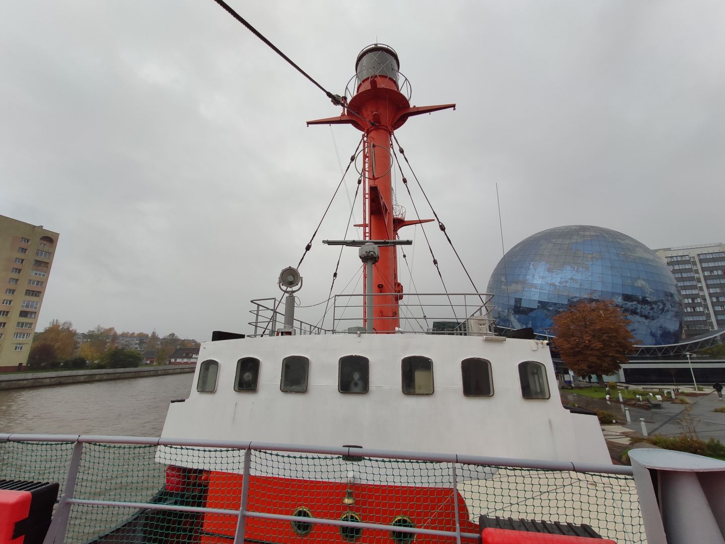 Одинокая вахта: погружение в мир плавучего маяка