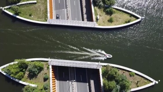 Красивый водный мост в Нидерландах