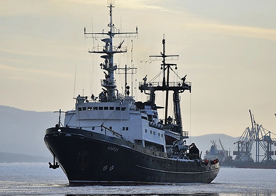 Российские моряки спасли мужчину, дрейфовавшего двое суток в Южно-Китайском море